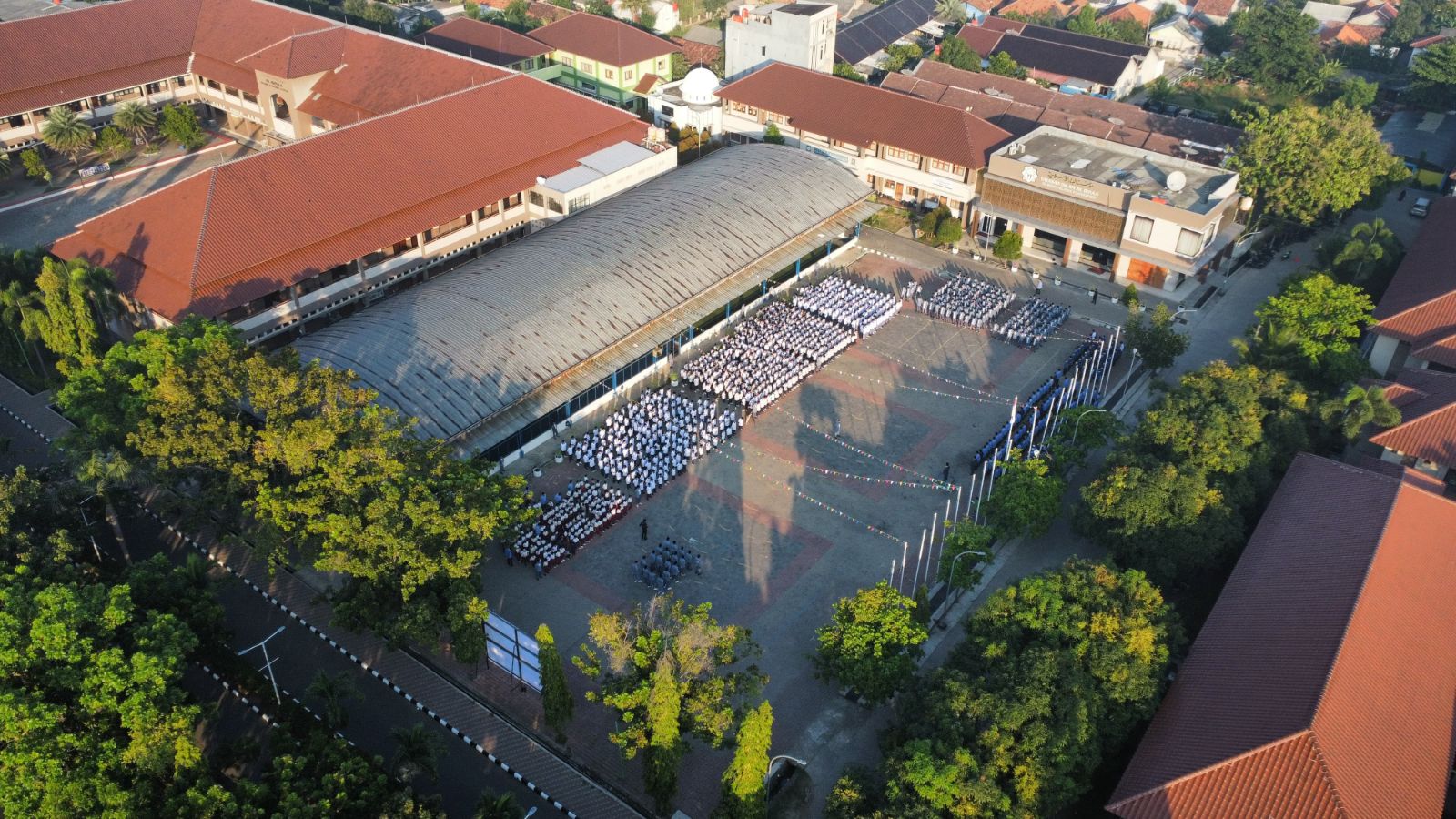 Santri Al Binaa sedang apel